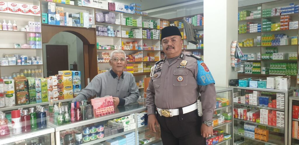 Personil Polsek Picung Bripka Elang Patroli dan Sambangi Apotek di Pasar Picung 5 WhatsApp Image 2024 07 20 at 00.27.07