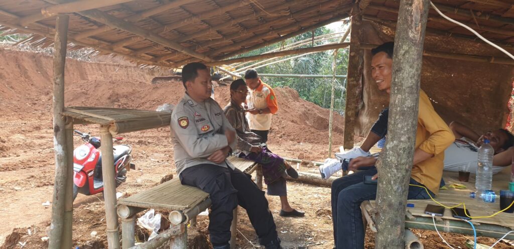 Polsek Picung Gelar Patroli Dialogis dan Berikan Arahan di Lokasi Galian Tanah Merah Desa Cililitan 7 WhatsApp Image 2024 07 20 at 00.27.47