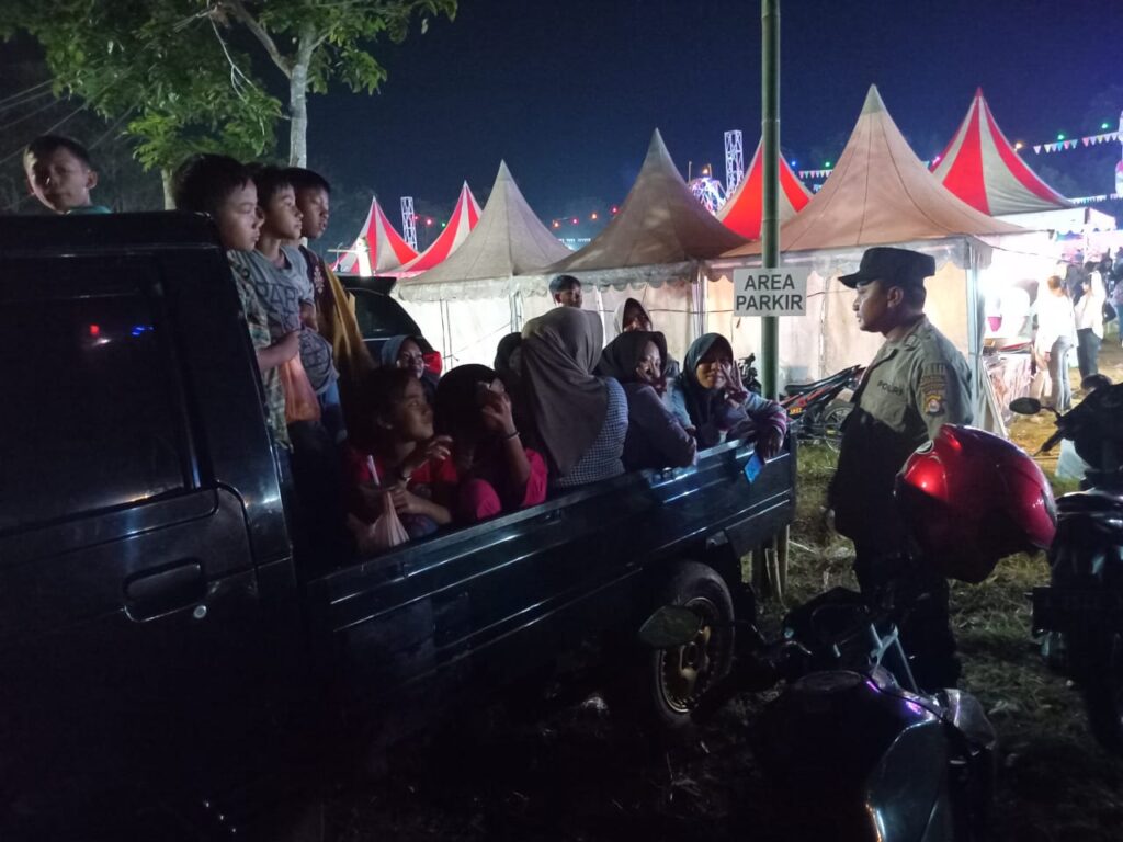 Polsek Picung Melaksanakan Patroli dan Memberikan Himbauan kepada Pengunjung Pasar Malam di Kp Kadumula 8 WhatsApp Image 2024 07 20 at 00.28.28