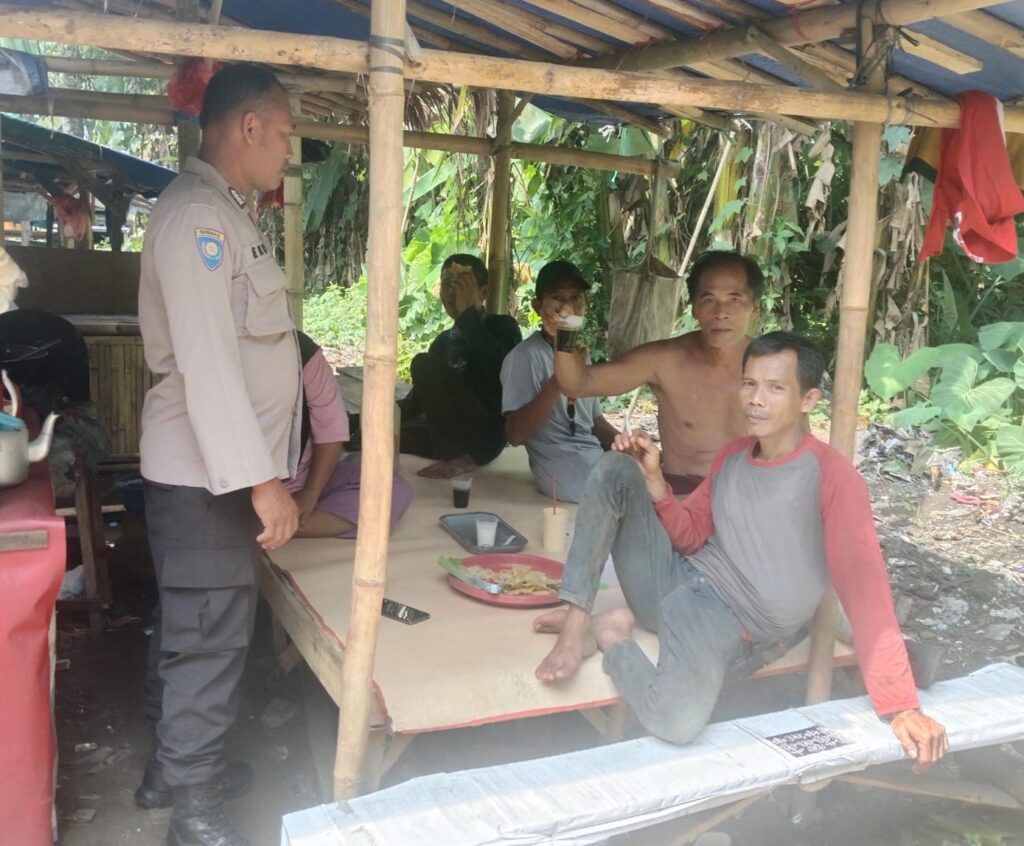 Personil Polsek Carita Bripka Eko Jalankan Patroli Dialogis untuk Meningkatkan Keamanan Lingkungan 9 WhatsApp Image 2024 07 20 at 05.43.14