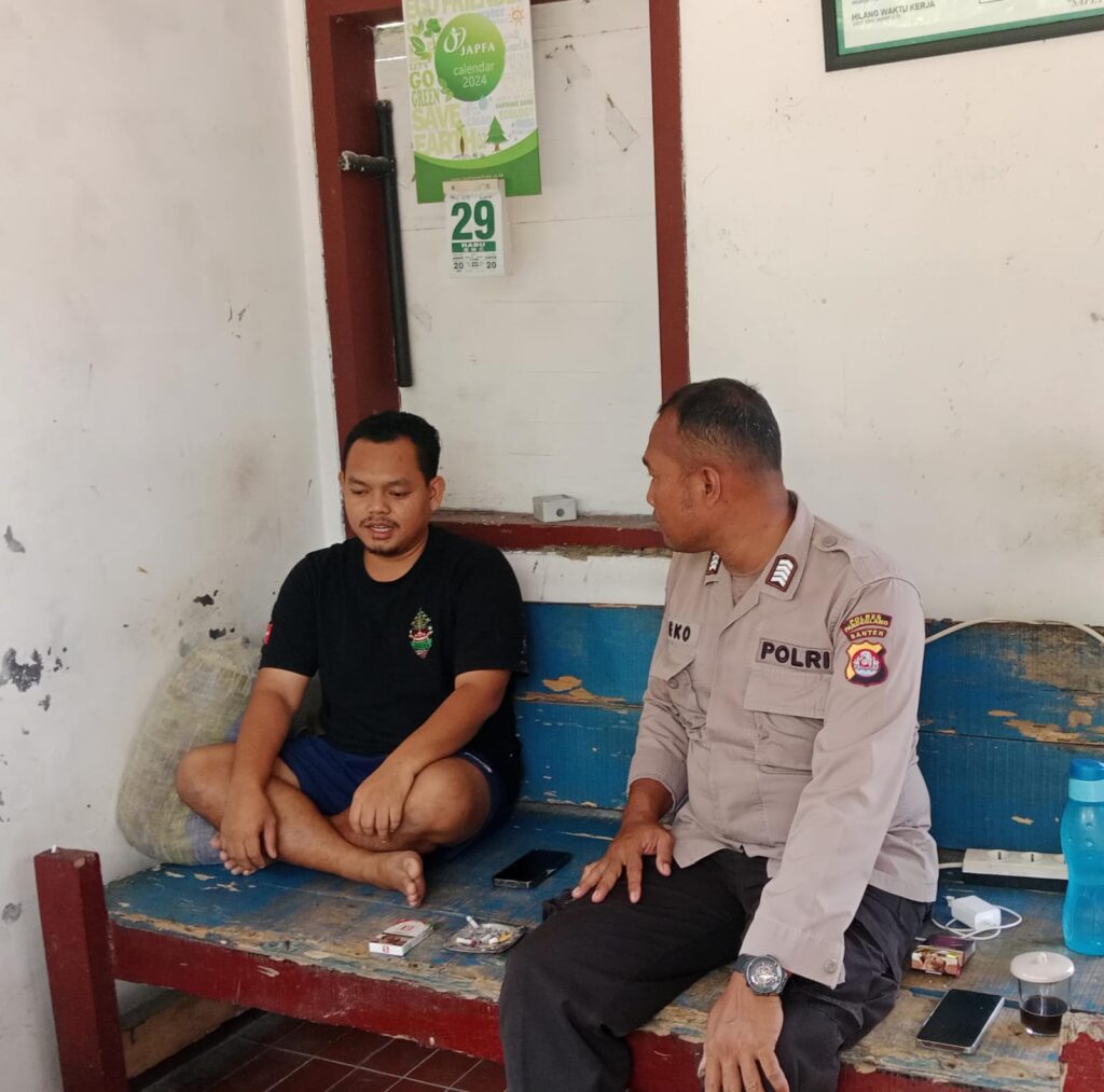 Personil Polsek Carita Bripka Eko Terima Curhatan Masyarakat tentang Keamanan dan Ketertiban 10 WhatsApp Image 2024 07 20 at 05.45.54