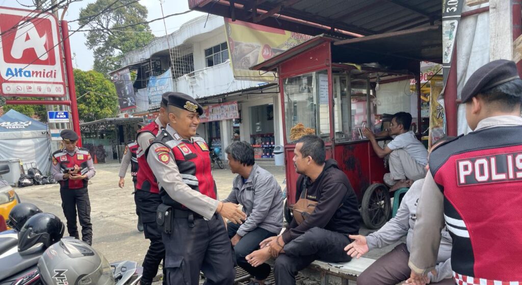 Sat Samapta Polres Pandeglang Sambangi Pangkalan Ojek di Persimpangan, Berikan Edukasi Kamtibmas 1 WhatsApp Image 2024 07 20 at 17.21.37 1