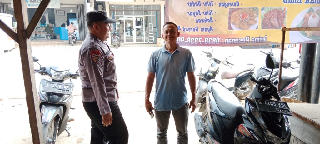 Bhabinkamtibmas Polsek Picung Melaksanakan Sambang dan Menyampaikan Pesan Kamtibmas di Desa Pasir Sedang 1 WhatsApp Image 2024 07 20 at 21.00.52