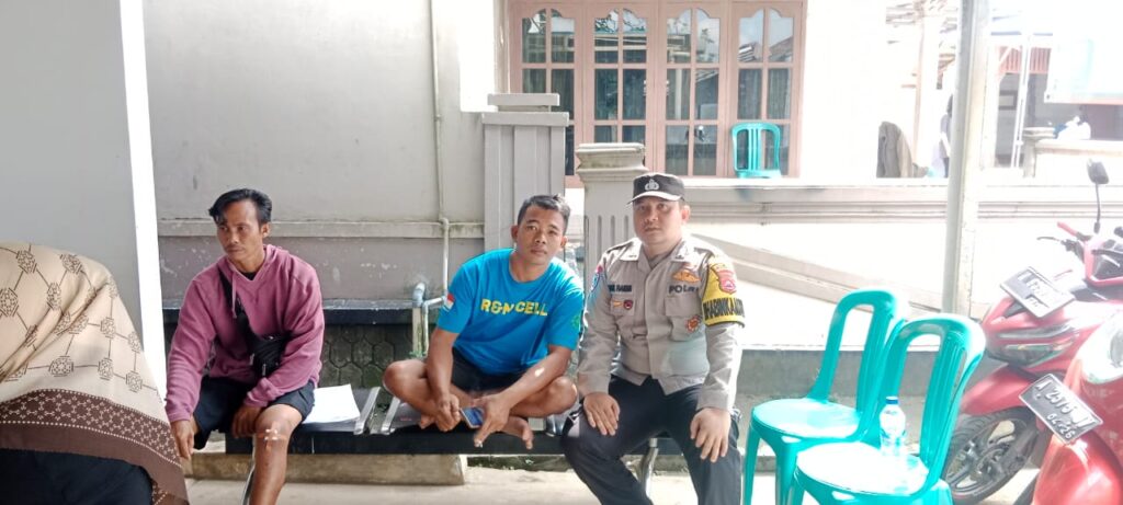 Bhabinkamtibmas Polsek Picung Melaksanakan Kegiatan Sambang dan Silaturahmi Kepada Masyarakat Desa Pasir Sedang 2 WhatsApp Image 2024 07 20 at 21.01.22