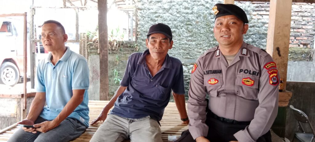 Gelar Patroli Rutin, Anggota Polsek Picung Sampaikan Himbauan Kamtibmas kepada Warga 4 WhatsApp Image 2024 07 20 at 21.02.16