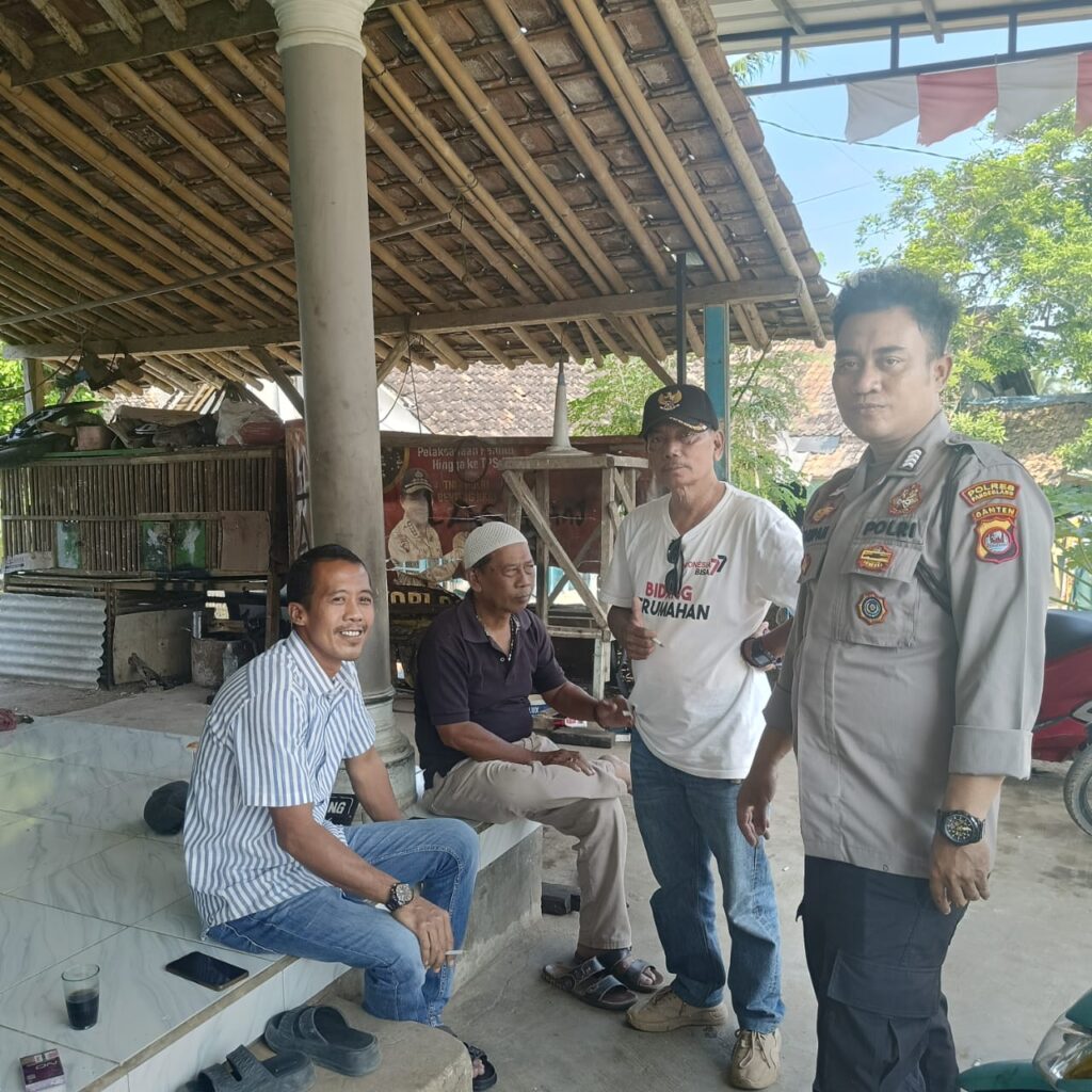 Kanit Binmas Polsek Picung Sambangi Warga, Dengarkan Keluh Kesah dan Ciptakan Kamtibmas yang Kondusif 5 WhatsApp Image 2024 07 20 at 21.02.43
