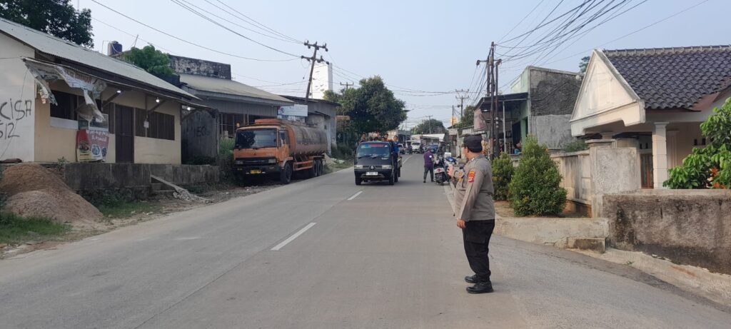 Polsek Picung Gelar Strong Point Pengaturan Lalu Lintas Cegah Kemacetan 7 WhatsApp Image 2024 07 20 at 21.03.33