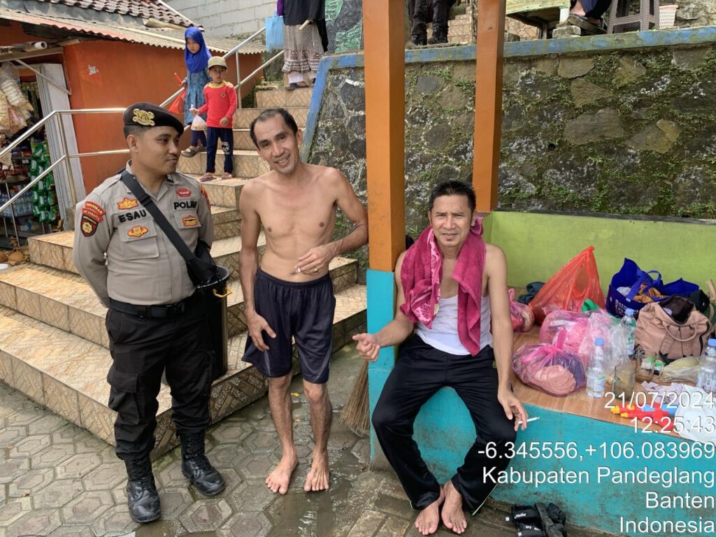 Sat Samapta Polres Pandeglang Gelar Patroli Dialogis di Obyek Wisata Pemandian Alam Sari 10 WhatsApp Image 2024 07 21 at 18.00.32