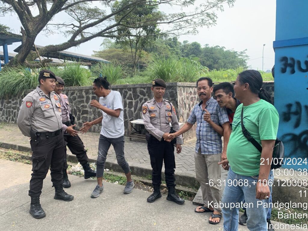 Sat Samapta Polres Pandeglang Sambangi Kondektur Angkutan Umum di Terminal Kadubanen 9 WhatsApp Image 2024 07 21 at 18.00.34