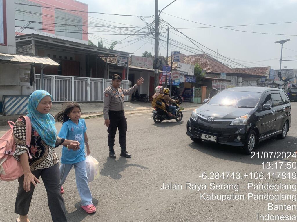 Sat Samapta Polres Pandeglang Berikan Pelayanan Prima dengan Pengaturan Lalu Lintas di Persimpangan Cigadung 8 WhatsApp Image 2024 07 21 at 18.00.39