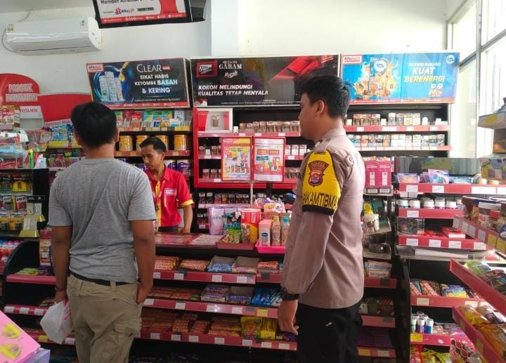 Bhabinkamtibmas Polsek Angsana Polres Pandeglang Laksanakan Patroli Dialogis Sasar Waralaba dan Pertokoan 4 WhatsApp Image 2024 07 21 at 19.22.39