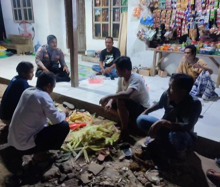 Dengan Metode Door to Door, Bhabinkamtibmas Polsek Angsana Polres Pandeglang Sambangi Masyarakat Desa Karangsari 5 WhatsApp Image 2024 07 21 at 19.22.55
