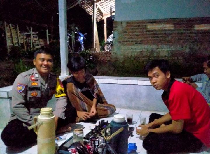 Dekatkan Diri dengan Masyarakat, Bhabinkamtibmas Polsek Angsana Polres Pandeglang Sambangi Masyarakat Desa Padaherang 6 WhatsApp Image 2024 07 21 at 19.23.07