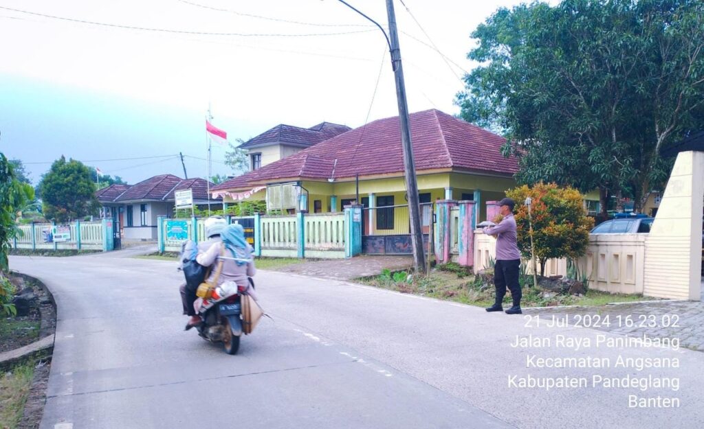 Anggota Piket Polsek Angsana Polres Pandeglang Laksanakan Strongpoint Sore 10 WhatsApp Image 2024 07 21 at 19.23.52