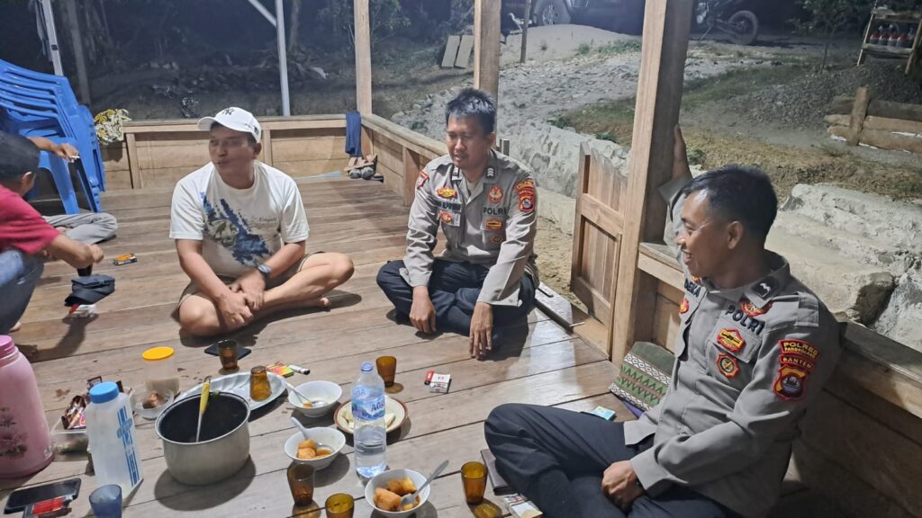 Polsek Cikeusik Gelar Patroli Dialogis Malam, Jaga Kamtibmas dan Dekatkan Diri dengan Masyarakat 4 WhatsApp Image 2024 07 22 at 05.31.44
