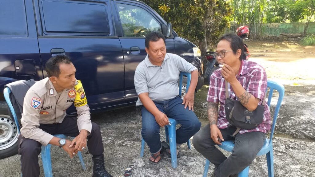 Personil Polsek Carita Bripka Yudi Duduk Bersama dan Ngobrol dengan Pengunjung Wisata Pantai Carita 10 WhatsApp Image 2024 07 22 at 07.05.15