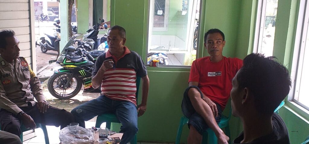 Bhabinkamtibmas Polsek Carita Bripka Yudi Berdialog dengan Tokoh Masyarakat Desa Carita 9 WhatsApp Image 2024 07 22 at 07.07.46