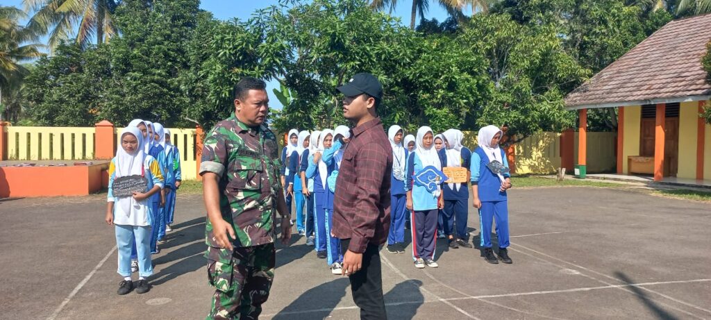 Personil Polsek Carita Briptu Riko dan Personil Koramil Sertu Purwadi Latih Calon Paskibra Kecamatan Carita 7 WhatsApp Image 2024 07 22 at 07.22.53