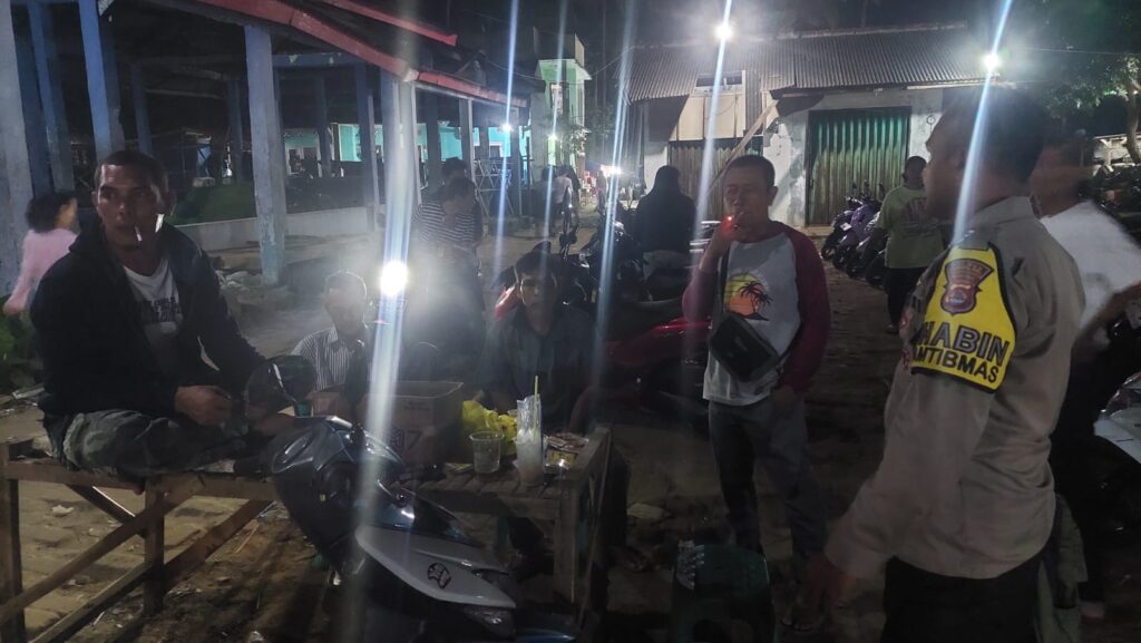 Personil Polsek Carita Bripka Eka dan Briptu Riko Laksanakan Patroli Malam ke Pasar Malam Carita dan Berbincang dengan Petugas Parkir 6 WhatsApp Image 2024 07 22 at 07.25.22