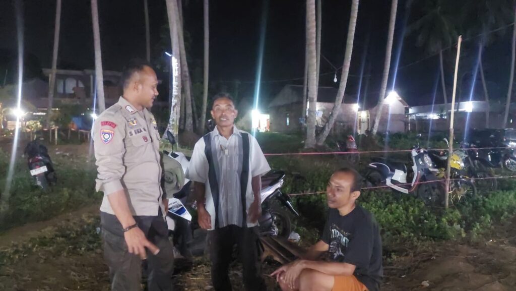 Personil Polsek Carita Bripka Eka Berdialog dengan Pengunjung Pasar Malam Carita 5 WhatsApp Image 2024 07 22 at 07.27.55
