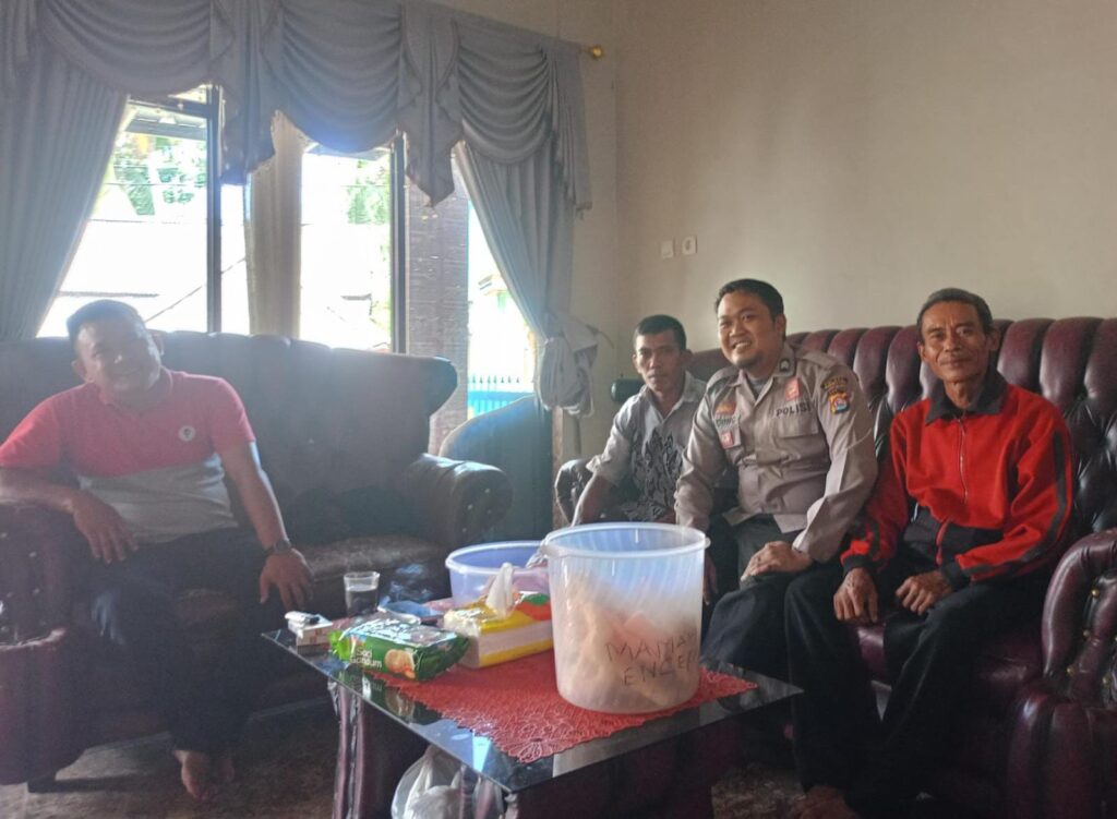 Bhabinkamtibmas Polsek Bojong Polres Pandeglang Sambangi Tokoh Masyarakat untuk Eratkan Silaturahmi dan Berikan Himbauan Kamtibmas 3 WhatsApp Image 2024 07 22 at 15.31.23