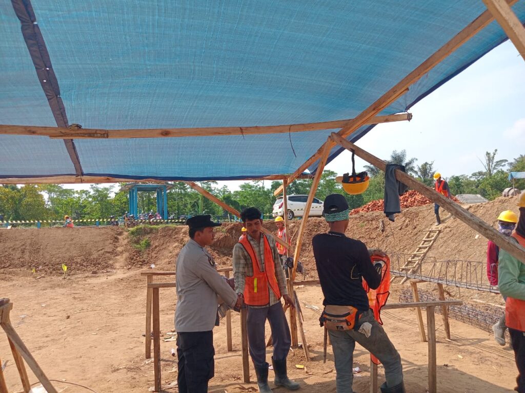 Personil Polsek Picung Patroli dan Monitoring Program Pemerintah di Desa Ciherang 5 WhatsApp Image 2024 07 22 at 22.51.44