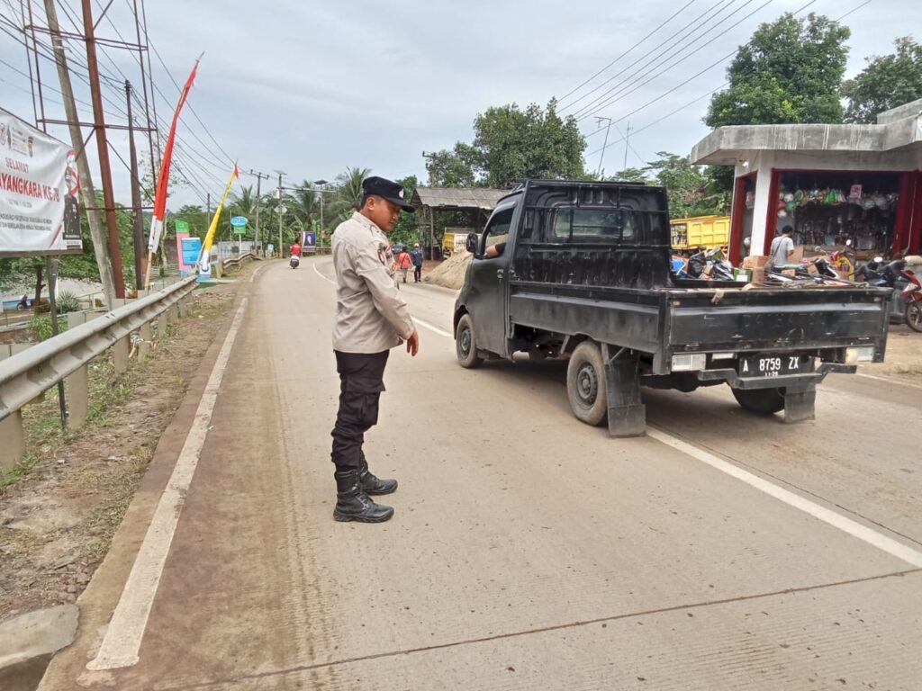 Polsek Picung Gelar Strong Point Pengaturan Lalu Lintas Cegah Kemacetan 6 WhatsApp Image 2024 07 22 at 22.52.07