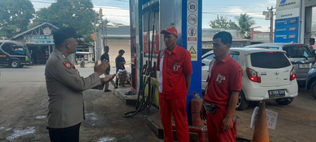 Polsek Picung Patroli Dialogis di SPBU Antisiapasi Gangguan Kamtibmas 7 WhatsApp Image 2024 07 22 at 22.52.39