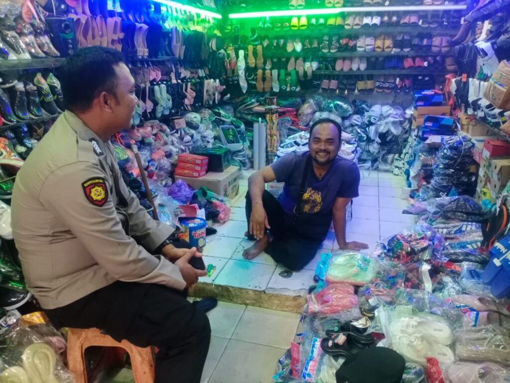 Patroli Pasar Tradisional di Kecamatan Picung Polisi Ingatkan Pedagang Waspada Peredaran Upal 8 WhatsApp Image 2024 07 22 at 22.52.49