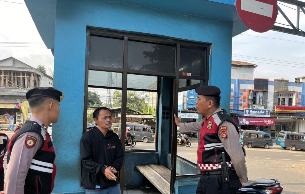 Sat Samapta Polres Pandeglang Gelar Patroli Dialogis di Terminal Kadubanen 2 WhatsApp Image 2024 07 23 at 17.30.51 1