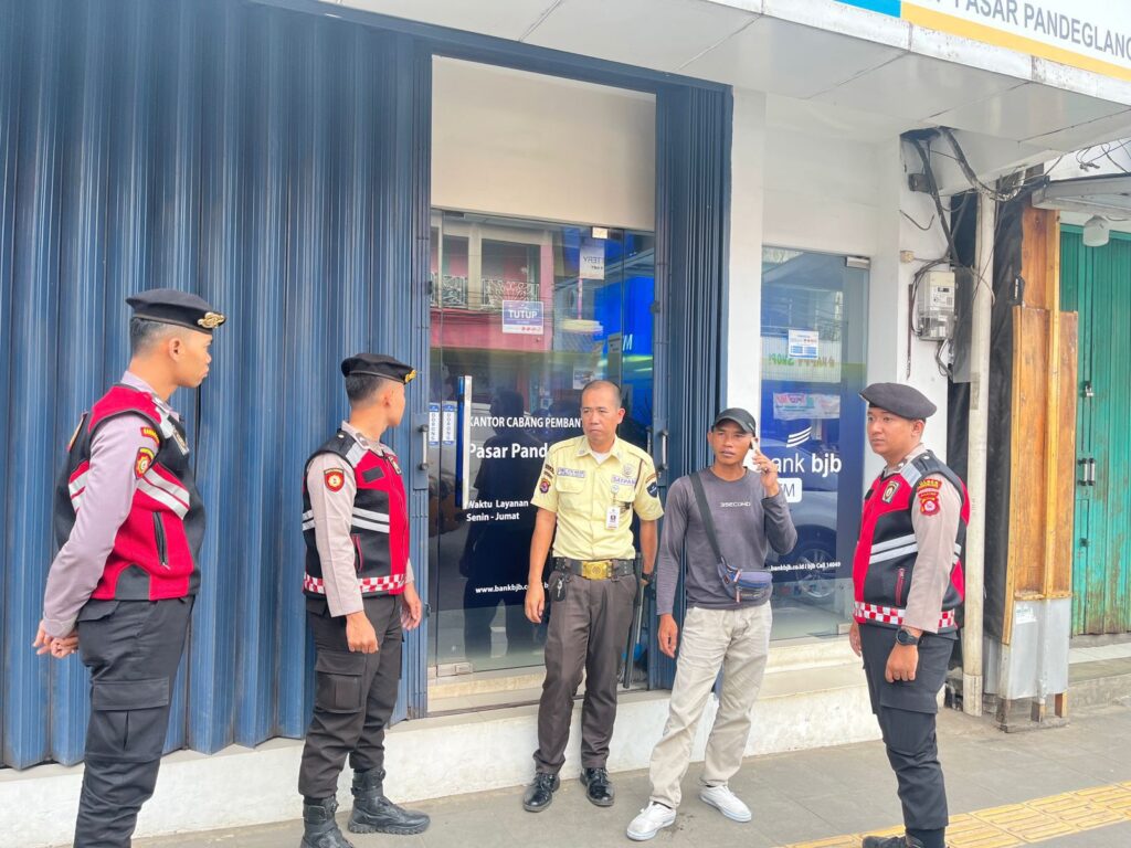Sat Samapta Polres Pandeglang Sambangi Obyek Vital Bank BJB, Berikan Himbauan Kamtibmas 3 WhatsApp Image 2024 07 23 at 17.30.51