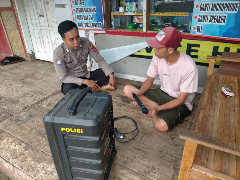 Bhabinkamtibmas Polsek Mandalawangi Polres Pandeglang Rutin Keliling Sambangi Warga 3 WhatsApp Image 2024 07 25 at 20.26.46