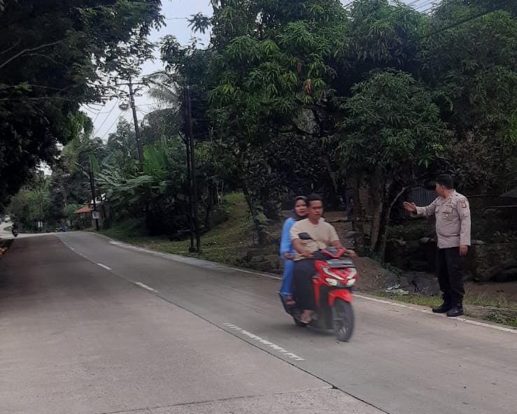 Berikan Pelayanan Kepada Masyarakat, Anggota Piket Polsek Angsana Polres Pandeglang Laksanakan Strongpoint Sore 5 WhatsApp Image 2024 07 25 at 20.55.38