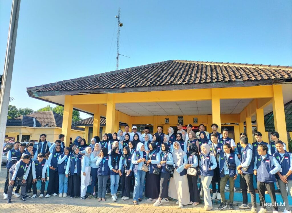 Kapolsek Angsana Hadiri Kegiatan Penerimaan Mahasiswa KKN Universitas Mathla'ul Anwar di Kantor Kecamatan Angsana 7 WhatsApp Image 2024 07 25 at 20.56.14