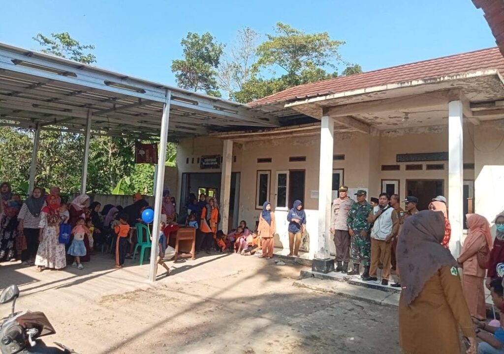 Kapolsek Angsana Dukung Program Pemerintah PIN Polio di Kantor Desa Angsana 9 WhatsApp Image 2024 07 25 at 20.56.36