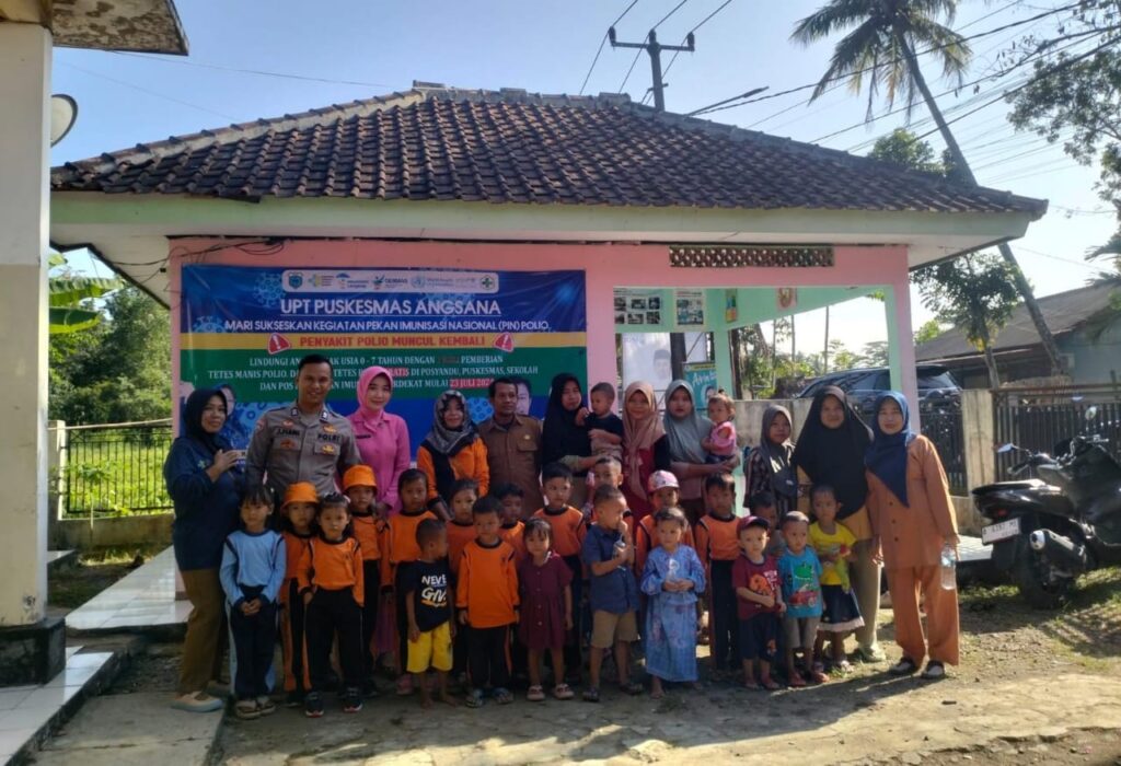 Bhabinkamtibmas Polsek Angsana Polres Pandeglang Brigadir Jumhani Dukung Program Pemerintah PIN Polio di Desa Angsana 10 WhatsApp Image 2024 07 25 at 20.56.45