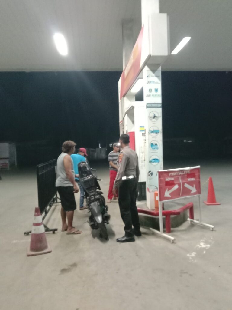 Bripka Yundar dari Polsek Carita Laksanakan Patroli Malam ke SPBU 2 WhatsApp Image 2024 07 27 at 05.48.14