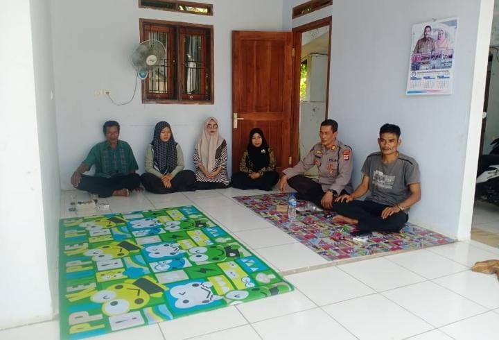 Kapolsek Angsana Polres Pandeglang Sambangi Masyarakat Desa Padamulya 5 WhatsApp Image 2024 07 27 at 19.48.18
