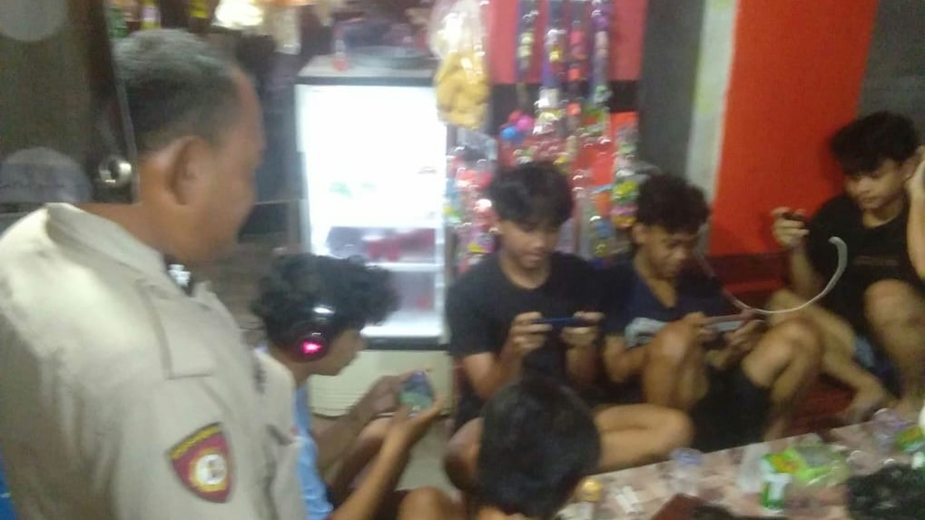 Polsek Menes Polres Pandeglang Gelar Patroli Malam, Temukan Pemuda Nongkrong Diduga Bermain Game Online 9 WhatsApp Image 2024 07 27 at 21.51.17
