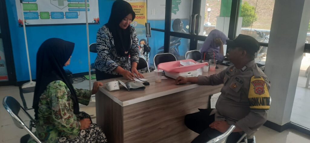 Bentuk Kepedulian Polsek Picung, Bhabinkamtibmas Sambangi Warga Sakit di Puskesmas Picung 10 WhatsApp Image 2024 07 27 at 22.07.05