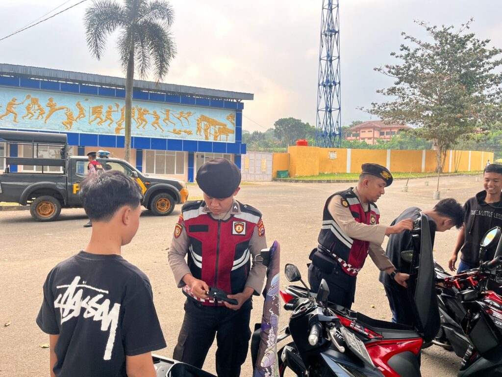 Sat Samapta Polres Pandeglang Cegah Penyakit Masyarakat dengan Cek Bawaan Jok Motor di Stadion Badak Pandeglang 10 WhatsApp Image 2024 07 29 at 16.24.33