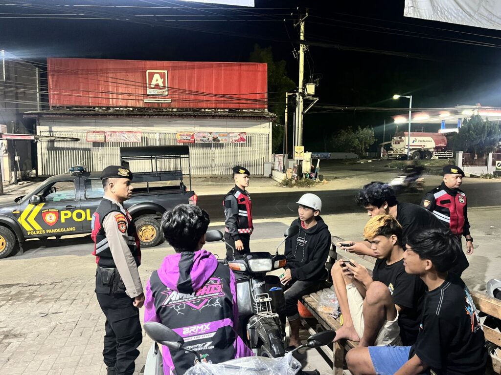 Sat Samapta Polres Pandeglang Sambangi Remaja yang Nongkrong Antisipasi Balapan Liar dan Tindak Kriminal di Cipacung 7 WhatsApp Image 2024 07 30 at 05.33.05