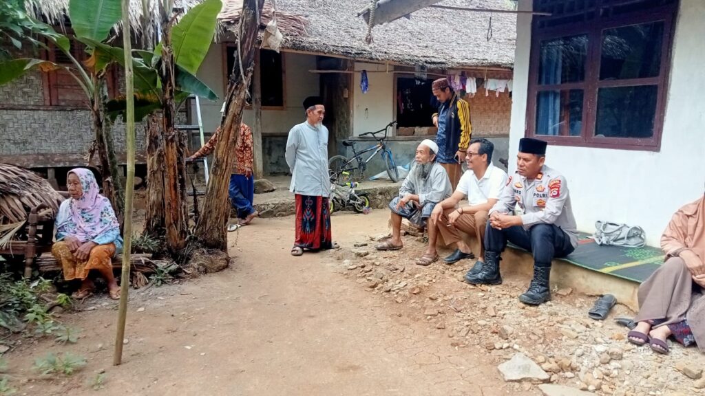 AKP Hero SH, Kapolsek Menes Melaksanakan Patroli Dialogis dan Sambang Kepada Tokoh Masyarakat Desa Cilabanbulan 10 WhatsApp Image 2024 07 30 at 17.16.12