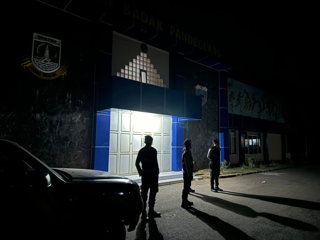 Sat Samapta Polres Pandeglang Laksanakan Kegiatan Preventif di Stadion Badak untuk Menciptakan Kondusifitas 4 WhatsApp Image 2024 07 31 at 04.12.28 1