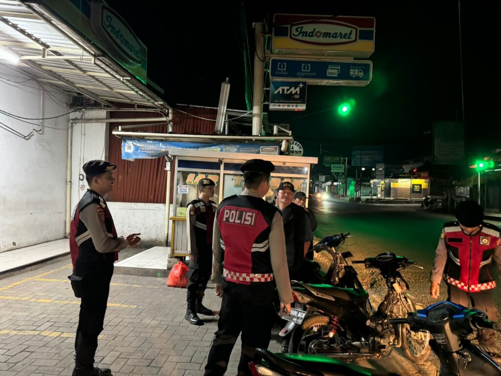Sat Samapta Polres Pandeglang Gelar Patroli Dialogis di Lampu Merah Maja untuk Menjaga Kondusifitas Kamseltibcar Lantas pada Malam Hari 5 WhatsApp Image 2024 07 31 at 04.12.28