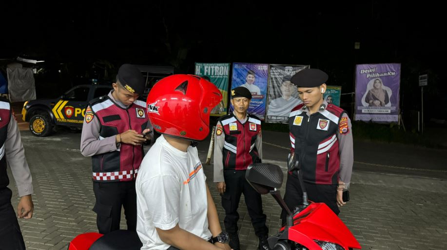 Sat Samapta Polres Pandeglang Gelar Patroli Malam dan Berikan Edukasi Keselamatan Berkendara kepada Remaja 6 er