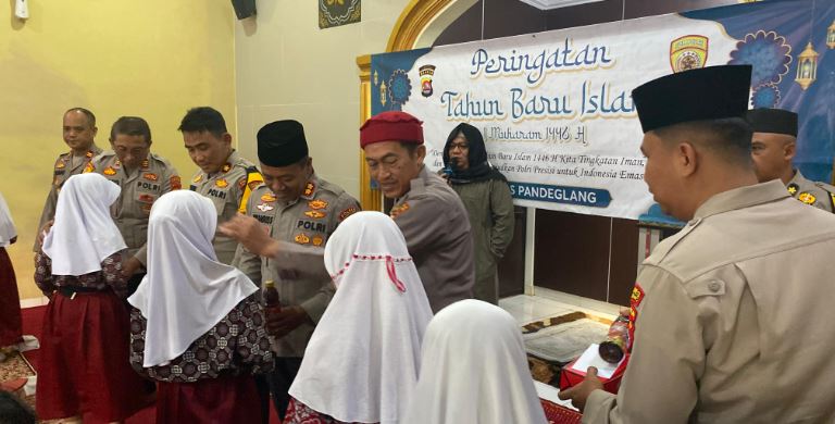 Sambut Tahun Baru Islam, Kapolres Pandeglang Santuni Anak Yatim dalam Acara Pengajian di Musholla Assofwan 3 santunan