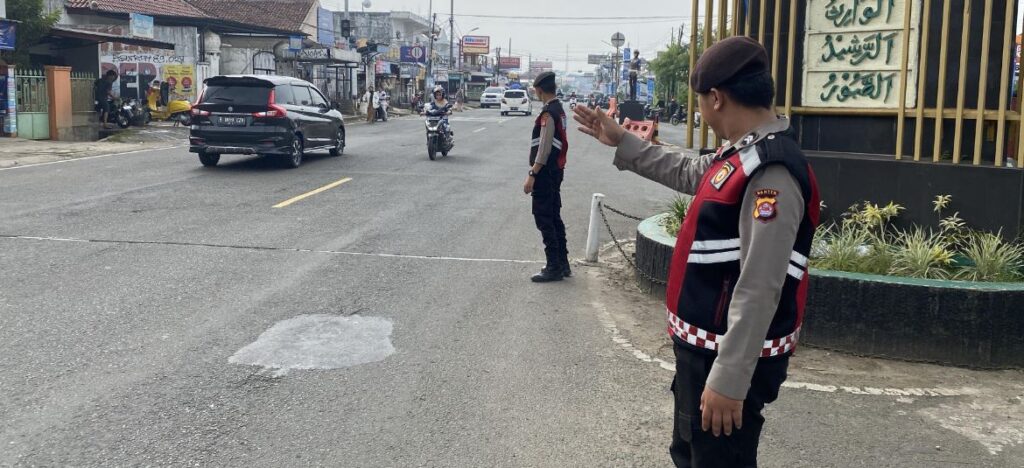 Sat Samapta Polres Pandeglang Ciptakan Kelancaran Lalu Lintas dengan Pelayanan Strong Point di Persimpangan Cigadung 2 sp 3