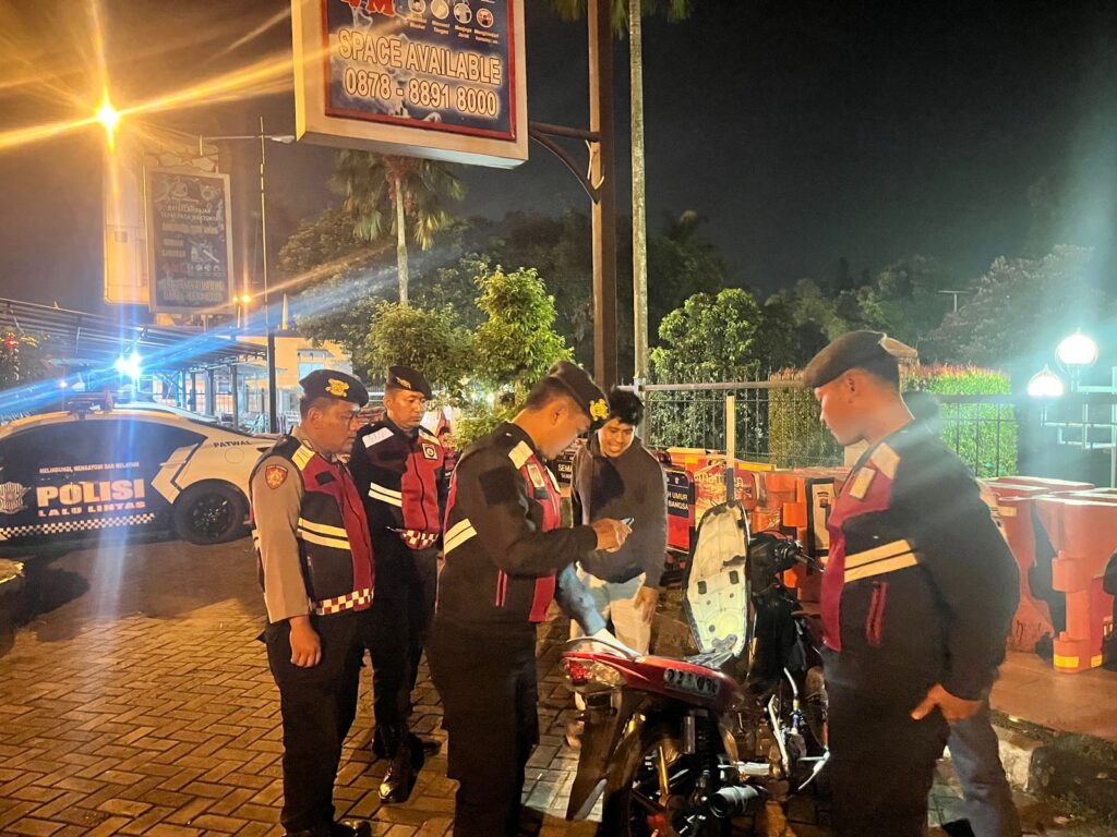 Sat Samapta Polres Pandeglang Gelar Patroli Malam Dialogis di Alun-Alun Pandeglang untuk Mencegah Penyakit Masyarakat 1 IMG 20240808 WA0022