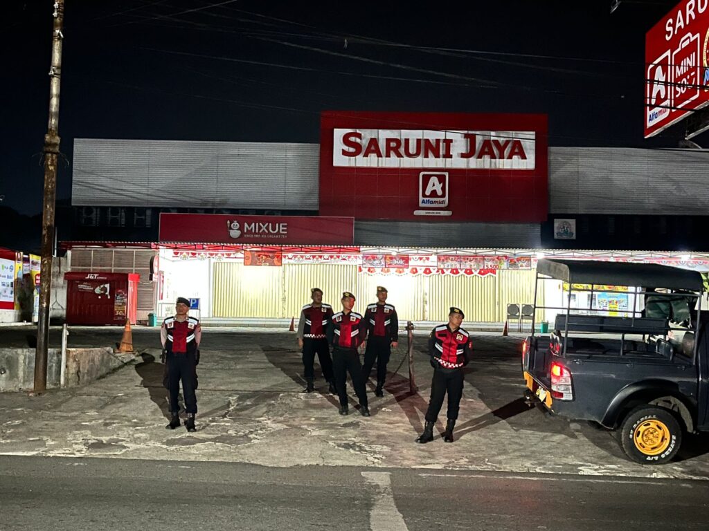Kasat Samapta Polres Pandeglang Pimpin Patroli Malam di Saruni Jaya untuk Cegah Aksi Kriminalitas 8 IMG 20240808 WA0025